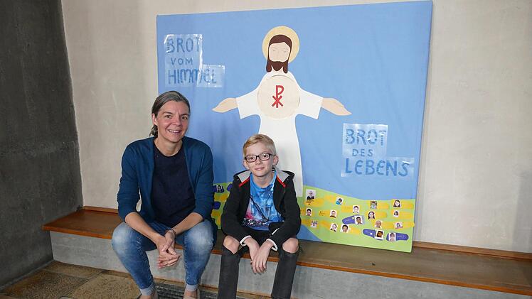 Balthasar Münzel und seine Mutter Anja in der St. Heinrich-Kirche, in der der Bub die Erstkommunion empfangen wird.  Foto: Marion Krüger-Hundrup
