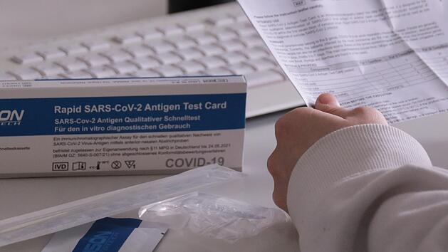 Testen, testen, testen, gerade auch am Arbeitsplatz. Die Bundesregierung &uuml;berlegt eine Testpflicht f&uuml;r Unternehmen einzuf&uuml;hren, die Wirtschaft lehnt das ab - auch weil viele Betriebe ohnehin schon Testen oder es zumindest vorbereiten. Foto: Benedikt Borst