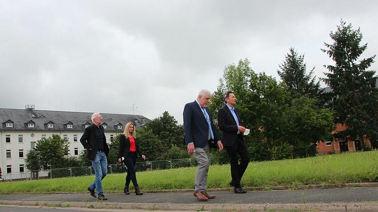 Alt-OB Norbert Tessmer (Zweiter von rechts) und SPD-Bundestagskandidatin Ramona Brehm zeigten am Donnerstag Rolf Mützenich das ehemalige BGS-Gelände in Coburg.