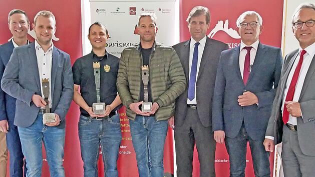 Die drei Gewinner der Tourismuskronen mit den Landr&auml;ten