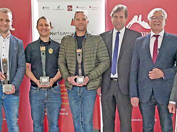 Die drei Gewinner der Tourismuskronen mit den Landr&auml;ten