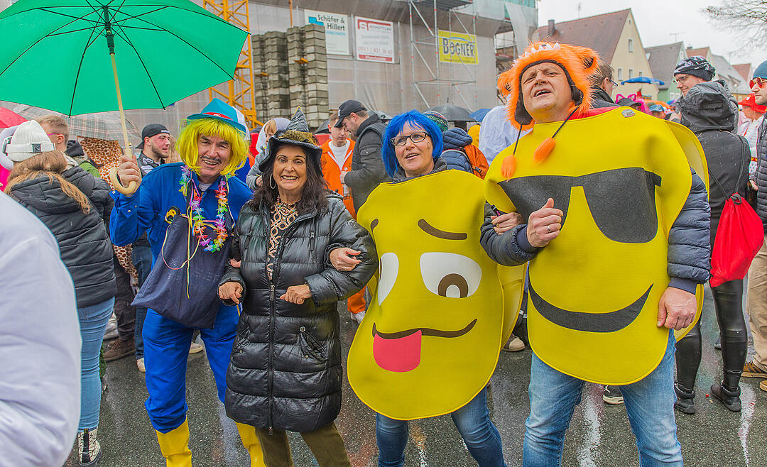 Buntes Faschingstreiben begeistert groß und klein.