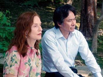 Zwischen Sidonie (Isabelle Huppert) und ihrem Verleger Kenzo (Tsuyoshi Ihara) entsteht eine stille Beziehung mit viel Tiefgang.