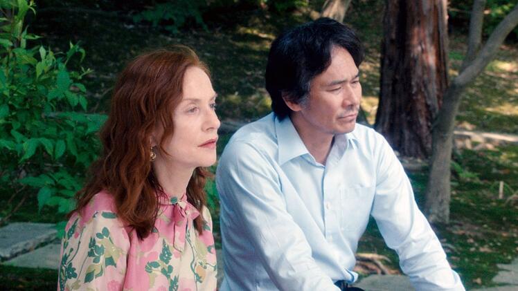 Zwischen Sidonie (Isabelle Huppert) und ihrem Verleger Kenzo (Tsuyoshi Ihara) entsteht eine stille Beziehung mit viel Tiefgang.