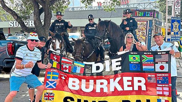 Die Burker und ihre Fahne &ndash; &uuml;berall auf der Welt.Edi Kainer