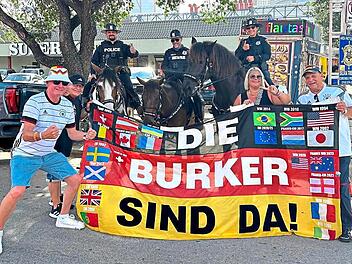 Die Burker und ihre Fahne &ndash; &uuml;berall auf der Welt.Edi Kainer