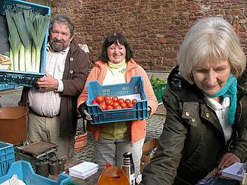 Sie verabschieden sich am nächsten Freitag von ihren Kunden und  dem Eisenstädter Platz: Wolfgang Pfeifer, Helga Bayer und Helma Ott. Damit ist der Grüne Markt an dieser Stelle Geschichte. Foto: Thomas Ahnert
