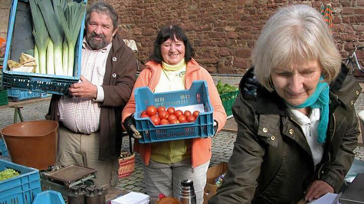 Sie verabschieden sich am nächsten Freitag von ihren Kunden und  dem Eisenstädter Platz: Wolfgang Pfeifer, Helga Bayer und Helma Ott. Damit ist der Grüne Markt an dieser Stelle Geschichte. Foto: Thomas Ahnert