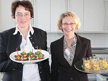 Michaela Kämmerer und Elfriede Bold ließen sich von dem Kurs inspirieren und probieren seitdem auch viele neue Rezepte aus. Foto: Benedikt Borst