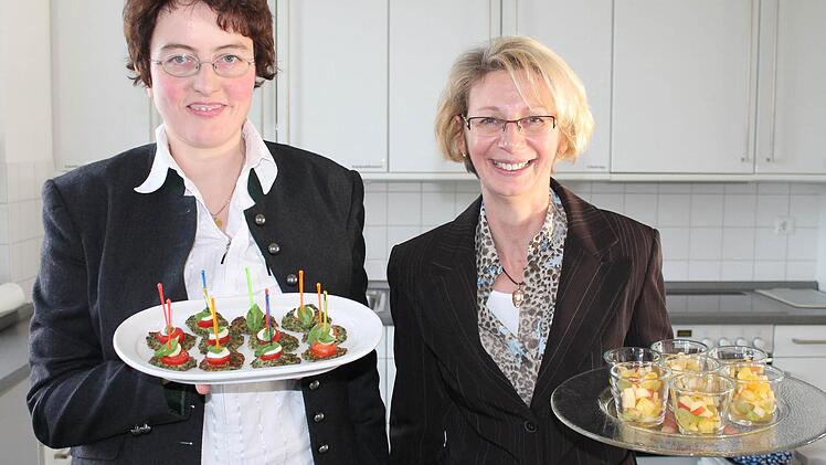 Michaela Kämmerer und Elfriede Bold ließen sich von dem Kurs inspirieren und probieren seitdem auch viele neue Rezepte aus. Foto: Benedikt Borst