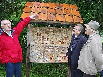 Seit einigen Jahren gibt es im Burggruber Park auch ein Insektenhotel - als Nist- und Überwinterungshilfe für Insekten. Das Bild zeigt (von links) : Vorsitzenden Klaus Birkner, Bürgermeister Rainer Detsch und Ehrenmitglied Karl Körner. Foto: hs