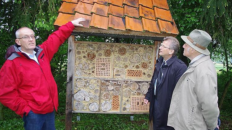 Seit einigen Jahren gibt es im Burggruber Park auch ein Insektenhotel - als Nist- und Überwinterungshilfe für Insekten. Das Bild zeigt (von links) : Vorsitzenden Klaus Birkner, Bürgermeister Rainer Detsch und Ehrenmitglied Karl Körner. Foto: hs