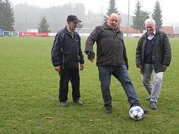 Drei Unentwegte, die das Bild des ATS Wartenfels mit prägen: Leander Stöcker (60 Jahre), Gustav Tempel (50 Jahre) und Ludwig Melzer (60 Jahre) können sich noch an viele Begebenheiten und Höhepunkte im Vereinsleben erinnern. Fotos: Sonja Adam