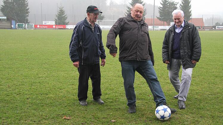 Drei Unentwegte, die das Bild des ATS Wartenfels mit prägen: Leander Stöcker (60 Jahre), Gustav Tempel (50 Jahre) und Ludwig Melzer (60 Jahre) können sich noch an viele Begebenheiten und Höhepunkte im Vereinsleben erinnern. Fotos: Sonja Adam