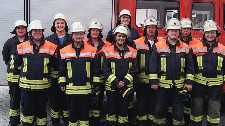 Feuerwehr Steinwiesen Lehrgang 1: Eine gut ausgebildete Truppe stellt sich zusammen mit Ausbilderin und Kommandantin Kerstin May (re) und stellvertretenden Kommandanten Marcus Ströhlein (2. v. re) der Kamera. Von links: Maximilian Schmermer, Lehrgangsbeste Kathrin Gremer-Schneider, Marcel Manzer, Bettina Klinger, Kerstin Ströhlein, Melanie Feulner, Lukas Richter, Christian Kremer und Dominic Welscher.Foto: Andreas Porzel