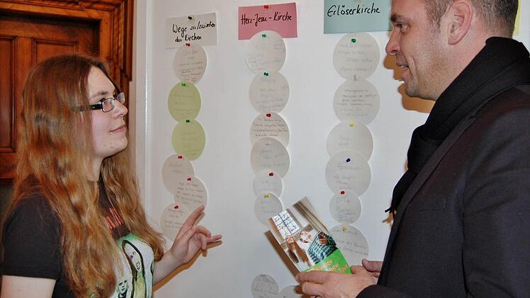 Jennifer Jungklaus (18) erläutert Bürgermeister Anton Schick das Religionsprojekt. Foto: Sigismund von Dobschütz