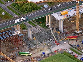 Die Luftaufnahme vom 15.06.2016 zeigt die Unfallstelle am Ersatzneubau der Talbrücke Schraudenbach der Autobahn 7 (A7) bei Werneck (Bayern). Dort war bei dem Einsturz eines Brückenneubaus ein Arbeiter getötet worden, mehrere wurden schwer verletzt. Foto: Hajo Dietz/dpa
