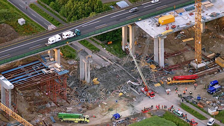 Die Luftaufnahme vom 15.06.2016 zeigt die Unfallstelle am Ersatzneubau der Talbrücke Schraudenbach der Autobahn 7 (A7) bei Werneck (Bayern). Dort war bei dem Einsturz eines Brückenneubaus ein Arbeiter getötet worden, mehrere wurden schwer verletzt. Foto: Hajo Dietz/dpa