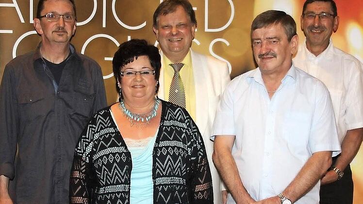 Die Jubilare, die seit 40 Jahren Heinz-Glas die Treue halten, darunter Carl-August Heinz (hinten Mitte) Foto: Veronika Schadeck