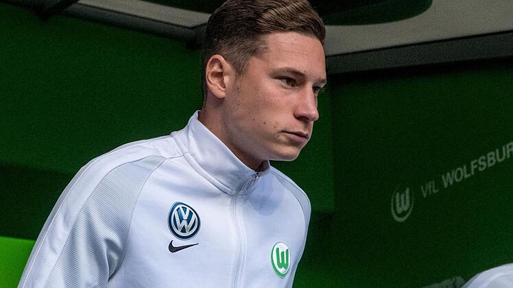 Wollte weg und war laut mehreren Medien eigentlich schon weg, blieb aber letztendlich doch beim VfL Wolfsburg: Nationalspieler Julian Draxler. Foto: Peter Steffen/dpa