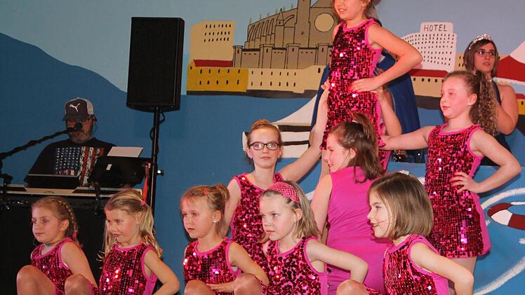 Die Kindertanzgruppe begeisterte mit der "Mini-Disco".