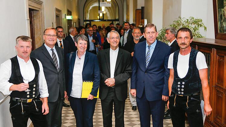 Kurz vor dem Richtspruch, eingerahmt von tüchtigen Handwerkern: Oberbürgermeister Andreas Starke, Bundesbauministerin Barbara Hendricks, Erzbischof Ludwig Schick und MdB Andreas Schwarz (v.l.); Foto: Matthias Hoch