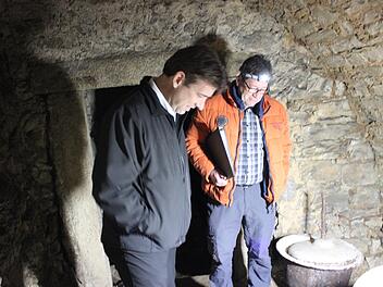 Landrat Hermann Ulm (l.) und Toni Eckert im  Lochgef&auml;ngnis Streitberg. Foto: Landratsamt Forchheim