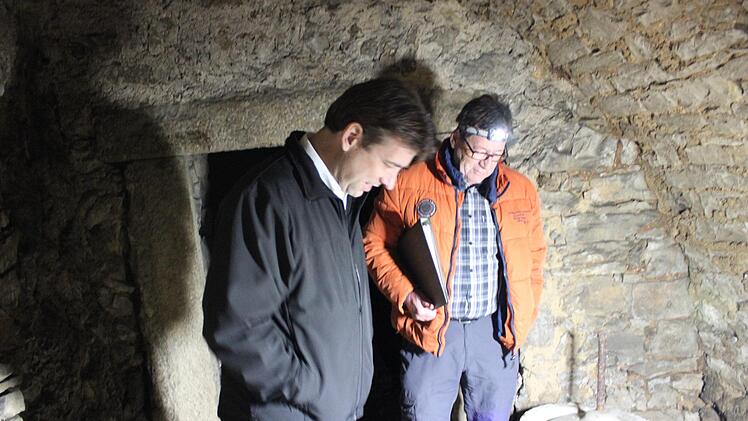 Landrat Hermann Ulm (l.) und Toni Eckert im  Lochgef&auml;ngnis Streitberg. Foto: Landratsamt Forchheim