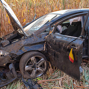 Nach Frontalcrash mit drei Autos: Ein Fahrzeug landet im Maisfeld