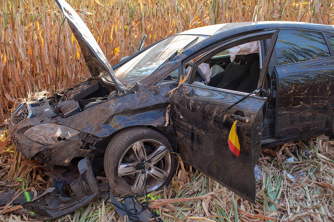 Nach Frontalcrash mit drei Autos: Ein Fahrzeug landet im Maisfeld