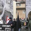 Die drastischen Fotos von der Befreiung des Konzentrationslagers Auschwitz, die auf großen Transparenten in der Gräfenberger Innenstadt hingen, schockten die rechten Demonstranten augenscheinlich nicht. Sie verdeutlichen aber, dass die Bürger nichts unversucht ließen, um die Radikalen mit friedlichen Mitteln zu vertreiben. Foto: privat