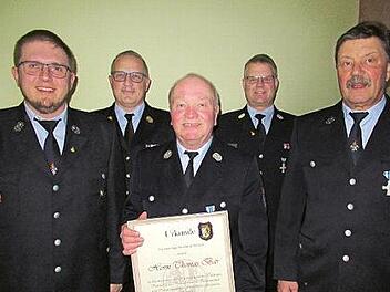 Ehrungen bei der Feuerwehr Heldritt (von links): Kommandant Florian Fischer, Stefan Püls, Ehrenkommandant Thomas Bär, Detlef Schoder, Vorsitzender Karl-Heinz Mikolajczak.  Foto: Frank Hofmann