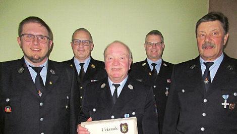Ehrungen bei der Feuerwehr Heldritt (von links): Kommandant Florian Fischer, Stefan Püls, Ehrenkommandant Thomas Bär, Detlef Schoder, Vorsitzender Karl-Heinz Mikolajczak.  Foto: Frank Hofmann