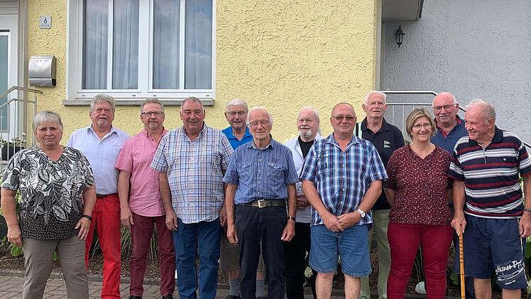 Die geehrten Mitglieder  (von links hinten nach rechts vorne): Karl Klein, Engelberth Roith, Werner Lorösch,  Jürgen Oleschkewitz,  Erhard Kessler,  Rudi Diller,  Elfriede Kenner,  Robert Schiffler,  Bodo Sengkstock, Michael Vogler, Brigitte Grösc...