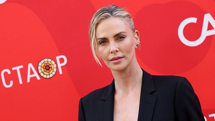 Charlize Theron musste ihren Traum, Tänzerin zu werden, aufgeben. Der Traum von der Schauspielerei konnte sie sich erfüllen.