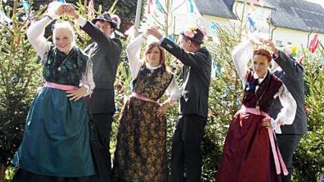 Für sie ist die Trachtenkirchweih ein besonderes Fest: die Zechgemeinschaft Kehlbach. Foto: Veronika Schadeck