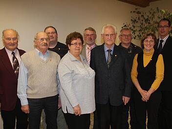 Die vom "Liederkranz" Geehrten mit Vorsitzendem Rainer Hetzel (rechts): von links im Bild Gerhard Arneth, Erich Wendler, Markus Lang, Gerlinde Kübrich, Norbert Jung, Hans Lang, Andreas Leyh und Jutta Hellmuth
