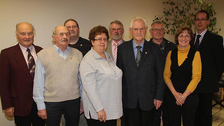 Die vom "Liederkranz" Geehrten mit Vorsitzendem Rainer Hetzel (rechts): von links im Bild Gerhard Arneth, Erich Wendler, Markus Lang, Gerlinde Kübrich, Norbert Jung, Hans Lang, Andreas Leyh und Jutta Hellmuth