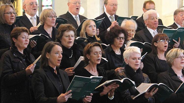 Dirigent Ingo Hahn hat sich beim Einstudieren der Chorpassagen mit der Kantorei sehr viel Mühe gegeben - und die Kantorei überzeugte mit dem zweistündigen Werk. Foto: Sonja Adam