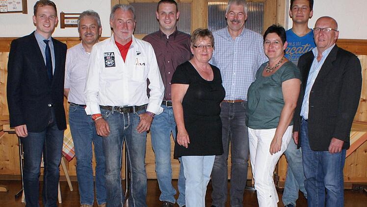 Neuer Vorstand (von links): Bürgermeister Tobias Ehrlicher, Hermann Liebermann (stellv. Kassier), Herbert Müller, Gerhard Kirchner, Margit Knoch (Schriftführer), Klaus Geuther (stellv. Schriftführer), Katrin Liebermann (Frauen & 2. Vors.), Luca Fallo (Jugendwart), Axel Dorscht (3. Vors. & stellv. Pressewart). Es fehlen: Hartmut Seifert (Kassier), Manuela Brettschneider (stellv. Frauenvertreterin) Foto: Stefanie Karl