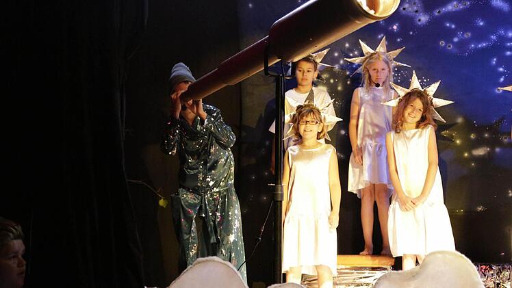 Kostüme und Bühnenbild sind selbst gemacht. Foto: Don-Bosco-Schule