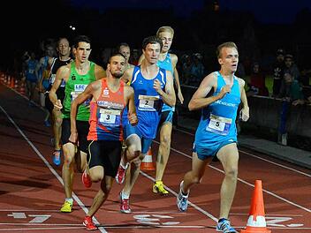 Zunächst führten Konstantin Wedel (Nummer 3) und Bastian Grau (Nummer 5), doch dann zündete Marco Kürzdörfer (grünes Trikot) den Turbo und verteidigte seinen "Race-of-Champions"-Titel. Fotos: Picturedreams (10) / Höllein (10)