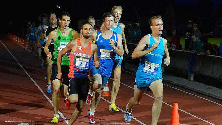 Zunächst führten Konstantin Wedel (Nummer 3) und Bastian Grau (Nummer 5), doch dann zündete Marco Kürzdörfer (grünes Trikot) den Turbo und verteidigte seinen "Race-of-Champions"-Titel. Fotos: Picturedreams (10) / Höllein (10)