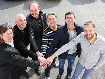 Alle für einen guten Zweck (v. li.): Jörg Völker (Joy'n d@ Band), Festival-Organisator Wolfgang Heyder, Lef Christel (Big Sound Jack), Peter Ostrowsky (Joy'n d@ Band), Mäc Härder und Michael Lane  Foto: Barbara Herbst