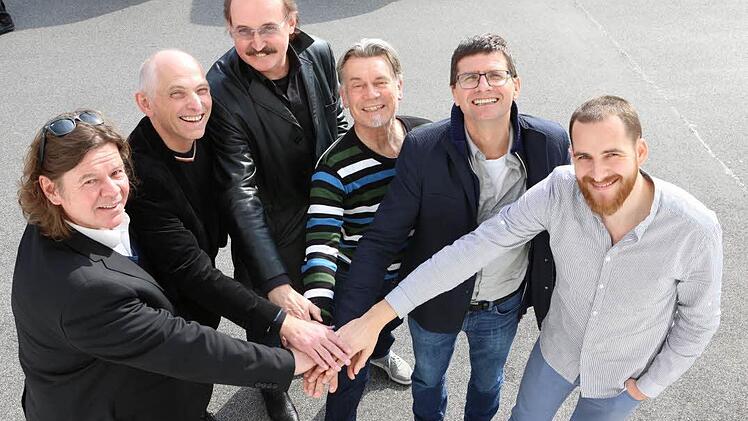 Alle für einen guten Zweck (v. li.): Jörg Völker (Joy'n d@ Band), Festival-Organisator Wolfgang Heyder, Lef Christel (Big Sound Jack), Peter Ostrowsky (Joy'n d@ Band), Mäc Härder und Michael Lane  Foto: Barbara Herbst
