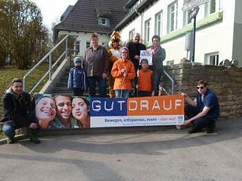 Die Übergabe des Zertifikates durch Sybille Schneider (hinten rechts) von der Bundeszentrale für gesundheitliche Aufklärung an den KJR-Vorsitzenden Jürgen Rückert (links daneben) im Beisein der Geschäftsführerin Claudia Engelhardt (hinten links) und der als Osterhase verkleideten Saskia Thomas (rechts daneben), der stellvertretenden KJR-Vorsitzenden. Foto: Lothar Weidner