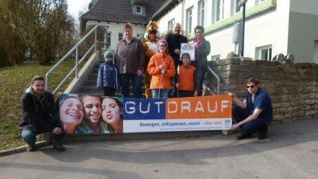 Die Übergabe des Zertifikates durch Sybille Schneider (hinten rechts) von der Bundeszentrale für gesundheitliche Aufklärung an den KJR-Vorsitzenden Jürgen Rückert (links daneben) im Beisein der Geschäftsführerin Claudia Engelhardt (hinten links) und der als Osterhase verkleideten Saskia Thomas (rechts daneben), der stellvertretenden KJR-Vorsitzenden. Foto: Lothar Weidner