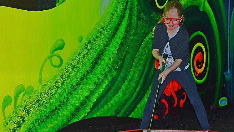 Die kleine Leyla locht den Ball ein. Foto: Nikolas Pelke