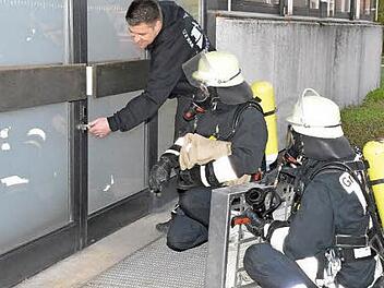 Ohne Unterstützung kämen diese Atemschutzträger nicht ins Schulgebäude. Bei der Übung klappte es. Foto: Gerhard Schmidt