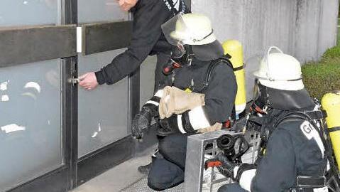 Ohne Unterstützung kämen diese Atemschutzträger nicht ins Schulgebäude. Bei der Übung klappte es. Foto: Gerhard Schmidt